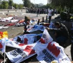 quelques_minutes_apres_lhorreur_des_corps_recouverts_de_drapeaux_dr