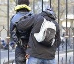 Operation coordonee PCV/PML ce mercredi 07 novembre 2012 sur la place Chaudron a Lausanne. Des policiers cantonaux et communaux ont ete deployes depuis 16 heures 30 sur la place lausannoise frequentee par des marginaux et autres trafiquants de drogue. Plusieurs individus fouilles et interpelles. ((KEYSTONE/Christian Brun)