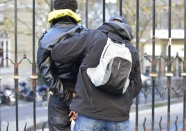Operation coordonee PCV/PML ce mercredi 07 novembre 2012 sur la place Chaudron a Lausanne. Des policiers cantonaux et communaux ont ete deployes depuis 16 heures 30 sur la place lausannoise frequentee par des marginaux et autres trafiquants de drogue. Plusieurs individus fouilles et interpelles. ((KEYSTONE/Christian Brun)